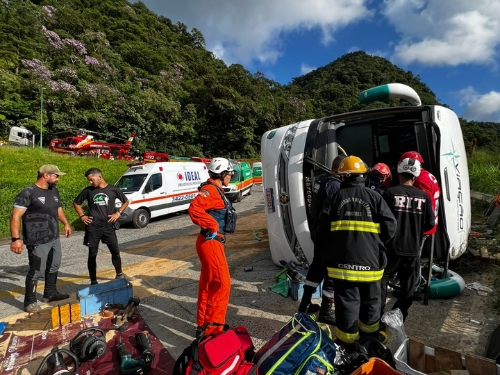 Ônibus tomba na Serra Dona Francisca em Joinville e deixa feridos